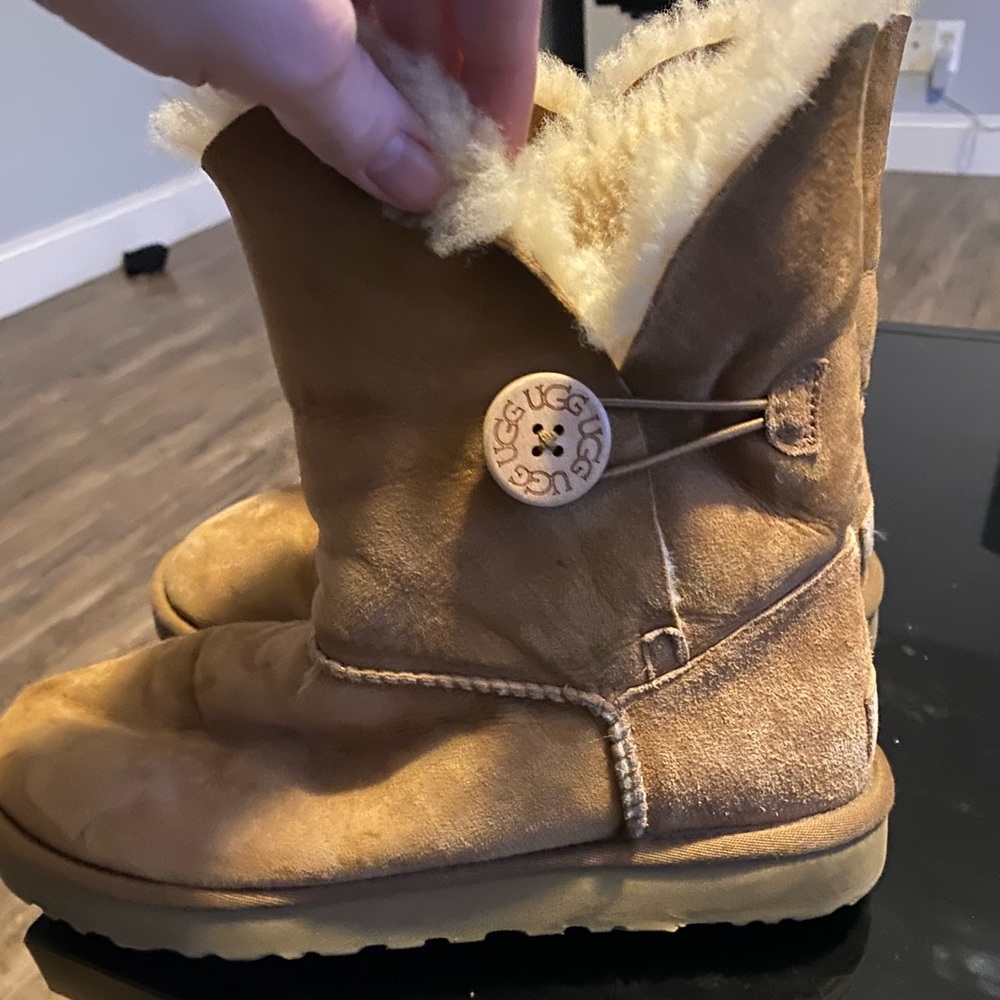 UGG Australia Womens Bailey Button II, Size US 7- Chestnut
